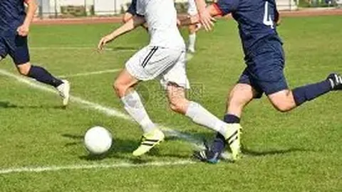 “激战正酣！切尔西领跑进球榜，阿森纳严守防线，赛季悬念一触即发！”